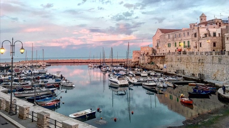 Tramonto rosa sul porto di Giovinazzo