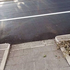 Piazza Garibaldi, la nuova segnaletica dei parcheggi intralcia lo scivolo per i disabili