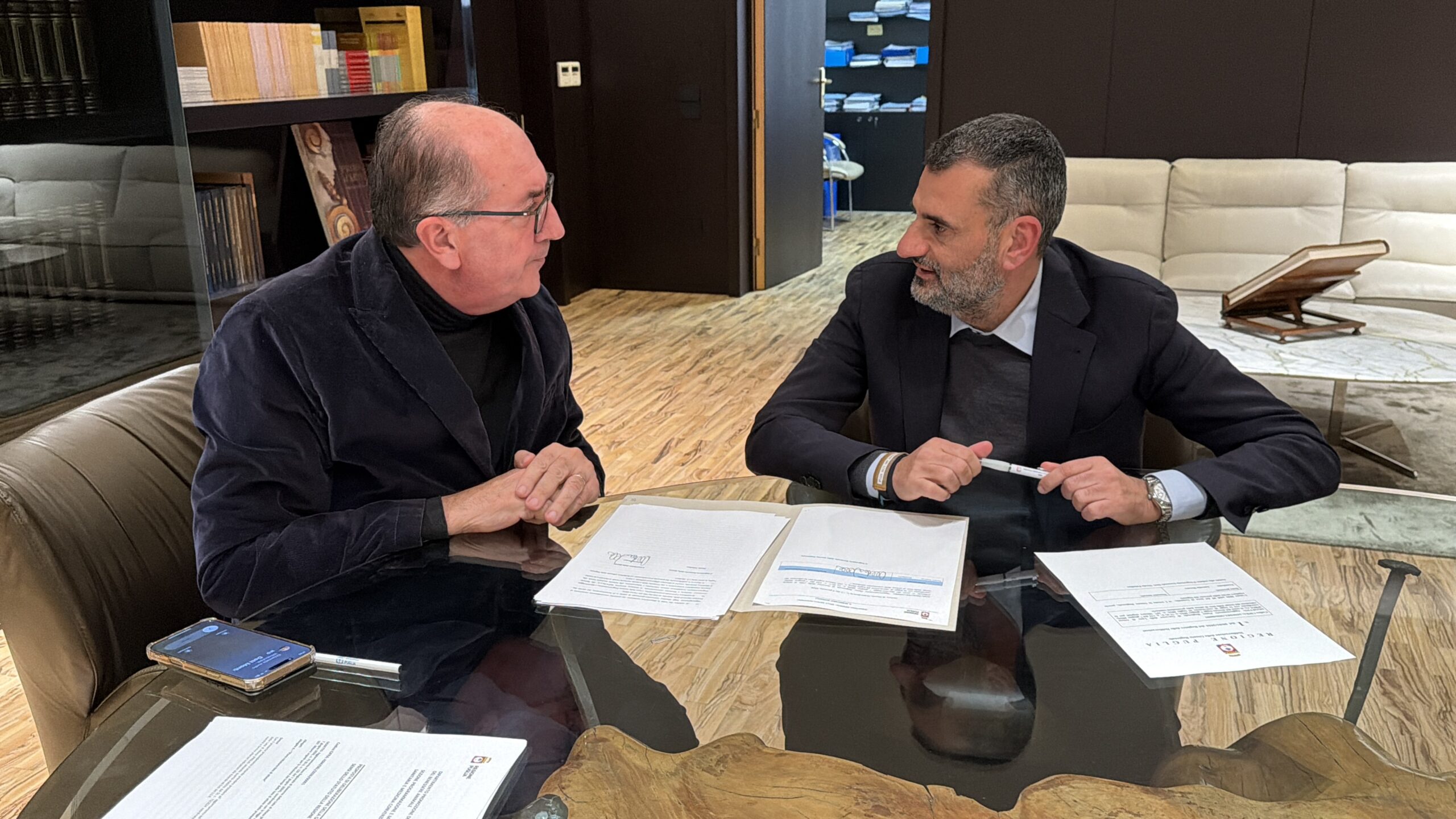 Decaro firma il provvedimento sulle liste d’attesa: «Bisogna abbatterle con la collaborazione di tutti»